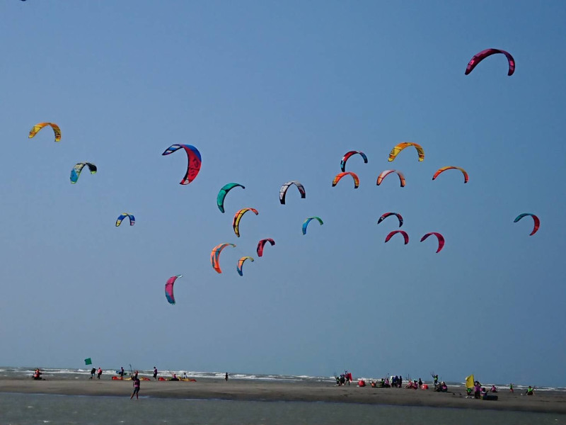 在這波活動中，可以看到平日難得一見的特技風箏和水上風箏聚集。圖：台中市觀旅局／提供