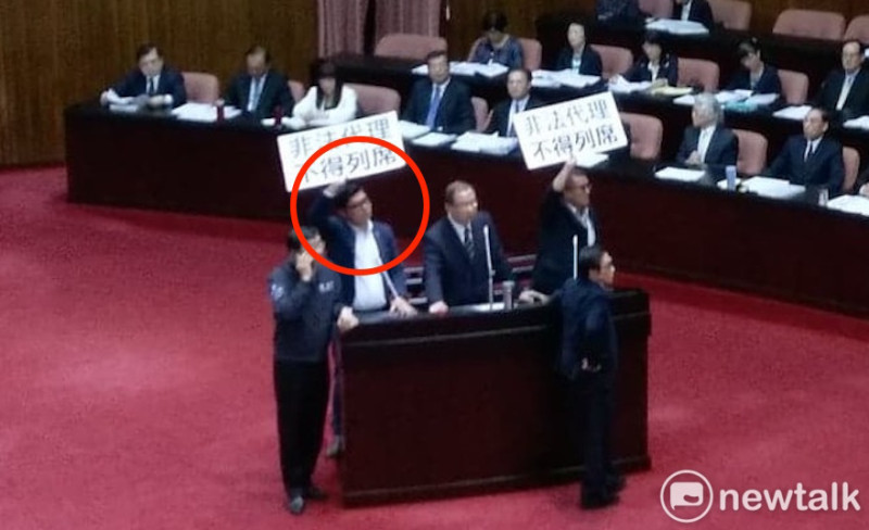 不滿楊翠列席院會違反黨團協商，國民黨許毓仁（左二）舉牌抗議楊翠。   圖：陳佩君/攝（資料照片）