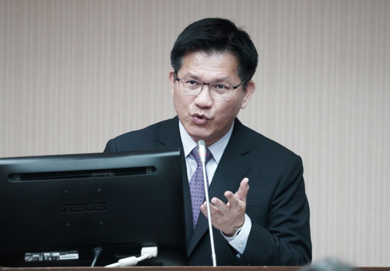 韓國瑜砲轟高鐵南延案是「盲腸案」，交通部長林佳龍則說，競選總統的政治人物應提出具體意見。   圖：張良一/攝(資料照)