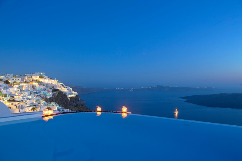 希臘藍白色的聖托里尼島暮色夜景已經成為經典畫面。 圖：Booking.com／提供