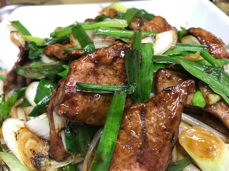史明的餐館也有一些台灣味十足的料理，炒豬肝就是一樣，只有真正的台灣人才炒得出來。（攝影：張之豪，攝於新珍味）