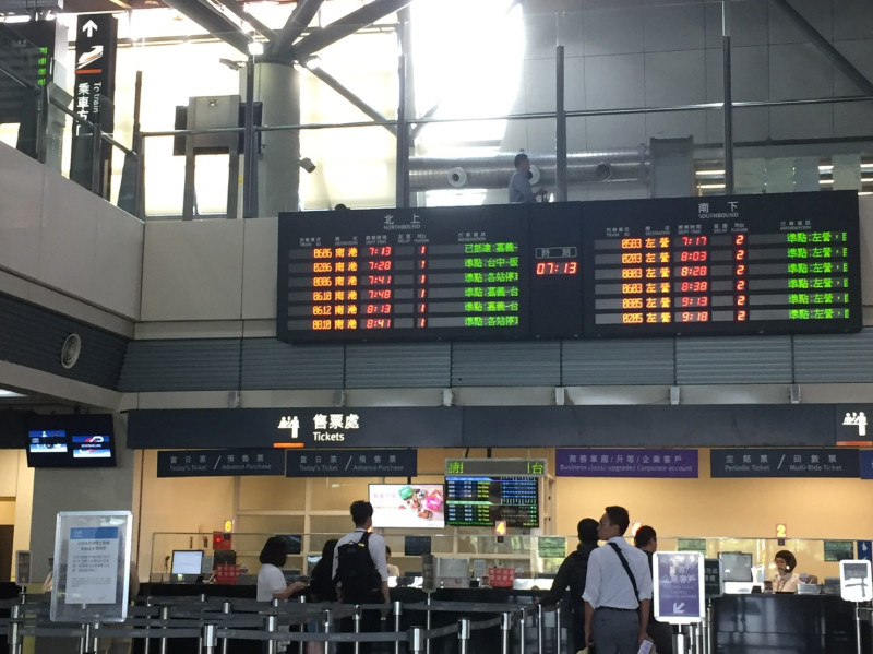 台灣高鐵公司表示，米塔颱風對今日高鐵營運影響有限，故今天全天維持正常營運服務   圖：閻芝霖/攝