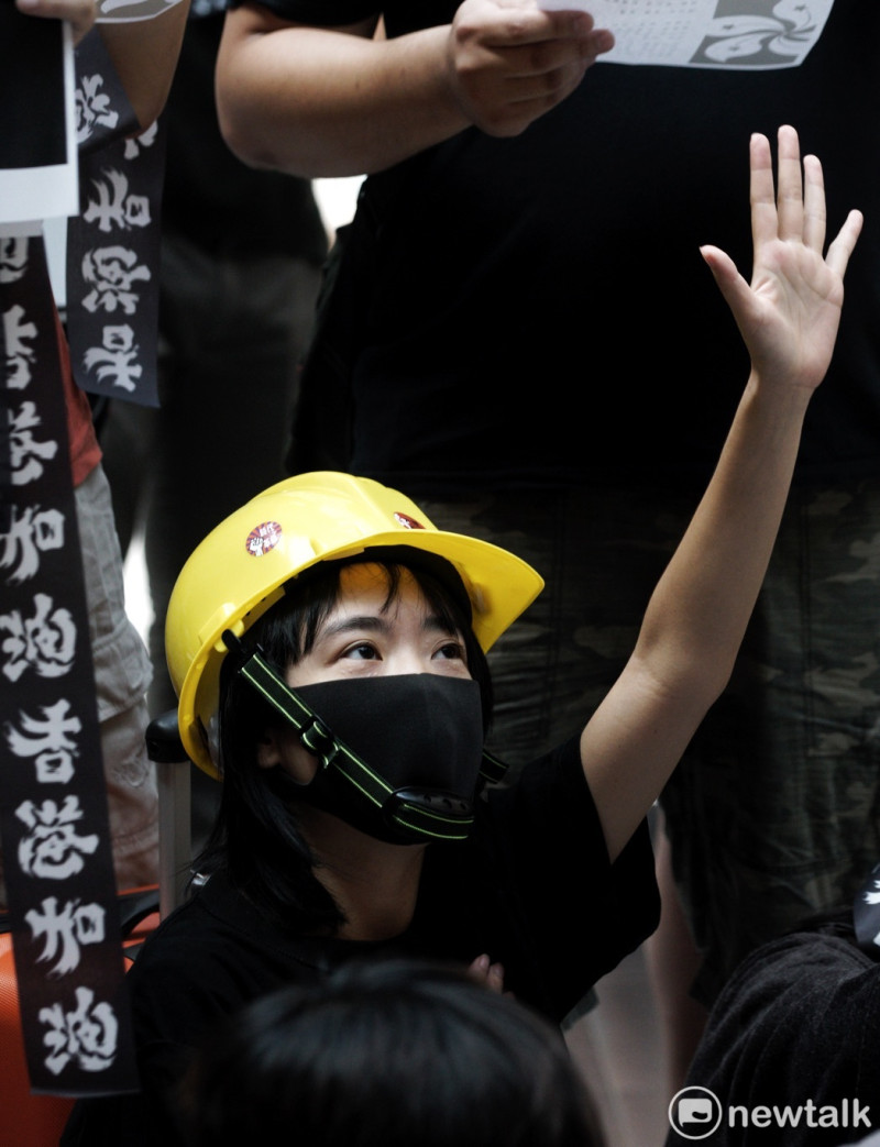 支持香港「五大訴求 缺一不可」民眾高呼喊支持香港的口號，並高唱「願榮光歸香港」歌曲。   圖：張良一/攝(資料照片)