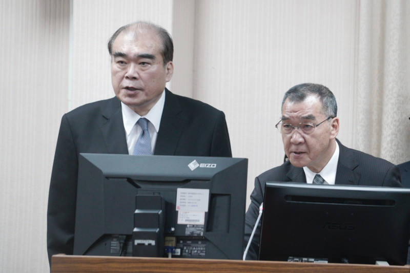 國安局長邱國正（右）、移民署長邱豐光（左）在立院外交及國防委員會備詢。   圖：張良一/攝