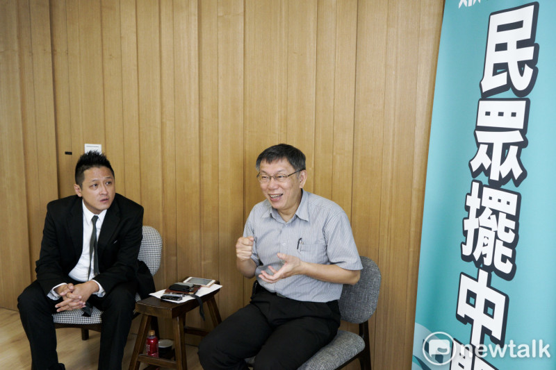 台北市長柯文哲專訪，帶著民眾黨立委參選人何景榮。（圖：張良一 / 攝）