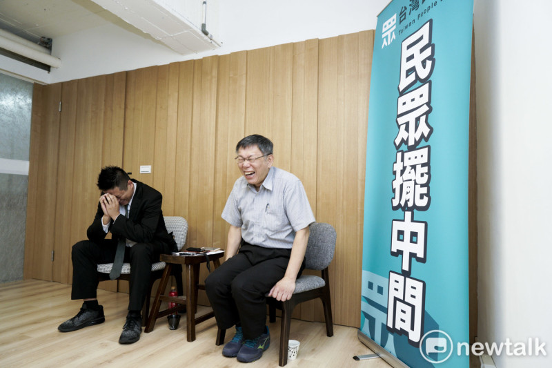 台北市長柯文哲帶著民眾黨立委參選人何景榮接受新頭殼專訪，談到自己在性別議題上經常失分，柯強調「我們也沒有去合理化自己行為」。   圖：張良一 / 攝