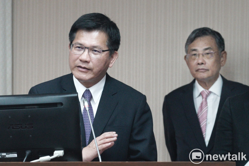 交通部長林佳龍、台灣港務公司董事長吳宗榮在立院交通委員會備詢。   圖：張良一/攝