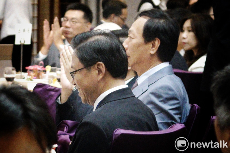 鴻海創辦人郭台銘、韓國瑜國政顧問團總召集人張善政，同台出席台灣玉山科技協會會員大會，兩人並肩而坐。   圖：張良一/攝