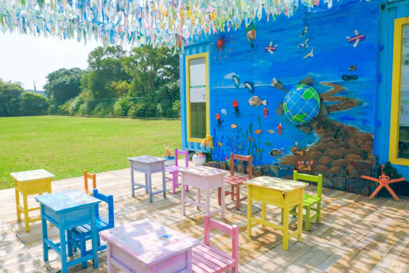 運用大量回收素材製成的海洋小學堂，坐在粉嫩色系的課桌椅上，背景是藍色大海中竄游的魚群，隨便拍都是網美照。圖：謝佳真／攝