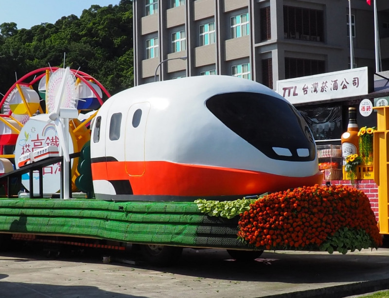 可愛的高鐵車廂拖著花車前進，花車中央呈現出台灣各地特色景點。圖：台灣高鐵／提供
