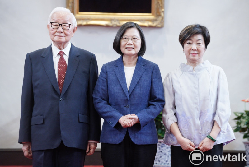 總統蔡英文（中）14日上午舉行記者會，宣布台積電創辦人張忠謀（左）為2019年的APEC領袖代表，張忠謀將3度和夫人張淑芬（右）一同前往。   圖：張良一/攝