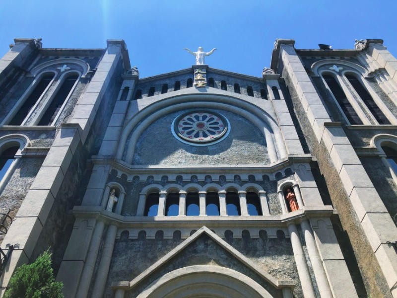 聖若瑟教堂藏在旗山街道，優雅的仿哥德式建築叫人難以忽視。圖：翻攝自2019乘風而騎官網