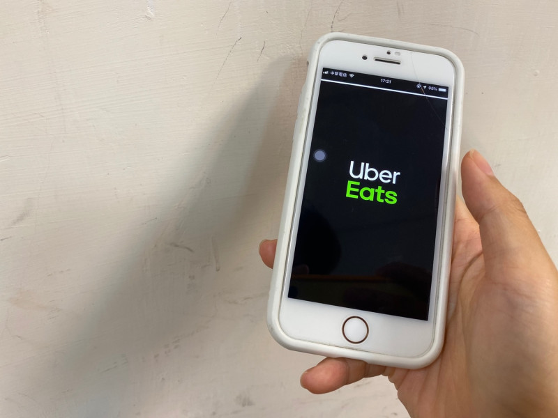 uber eats固然便利，但外送人員的保障也成為潛在問題之一。(圖為uber eats畫面示意)   圖：閻芝霖/攝