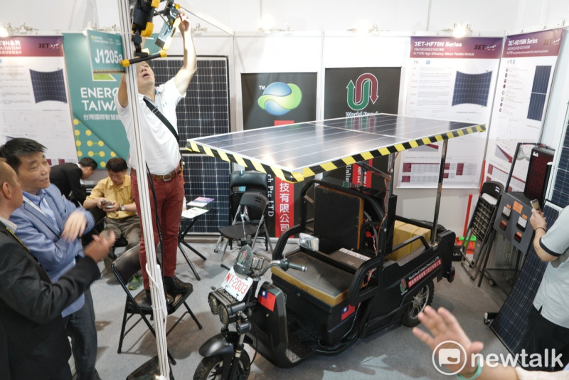 臺灣國際智慧能源週暨臺北國際電子產業科技展，圖為世能無線循環電力公司開發運用太陽能的電動車。   圖：張良一/攝