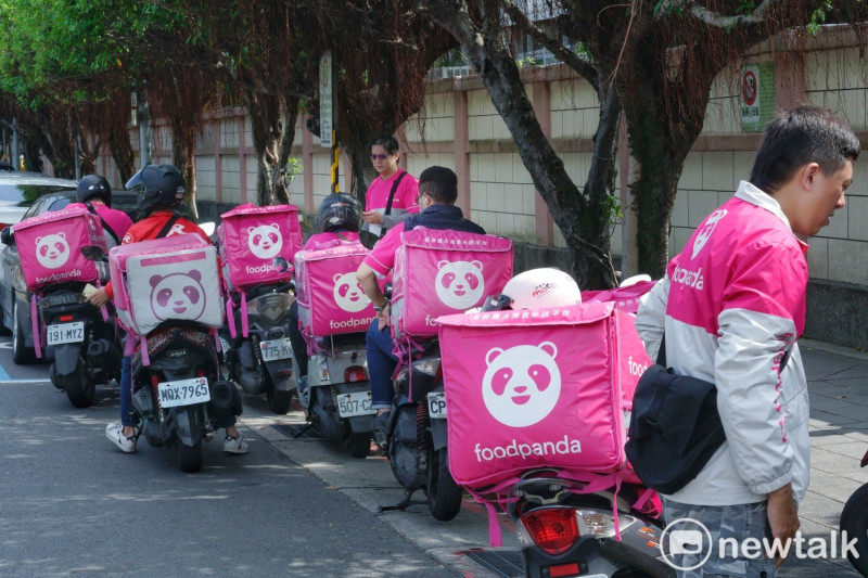 據Delivery Hero與Uber Eats在過去幾週密集洽談台灣foodpanda的出售事宜，交易金額可能高達10億美元以上（新台幣310億)（圖為foodpanda外送員示意）。   圖：張良一/攝（資料照）