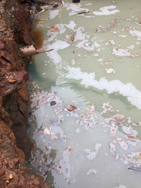 現場水坑中殘留不明綠色液體，經環保局採集場內外水質判定呈強酸性且有明顯重金屬反應   圖：新北市環保局/提供