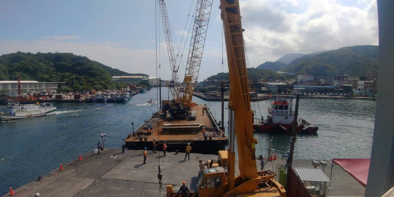 高能201平台船進場作業增加工作面實況   圖：台灣港務公司/提供
