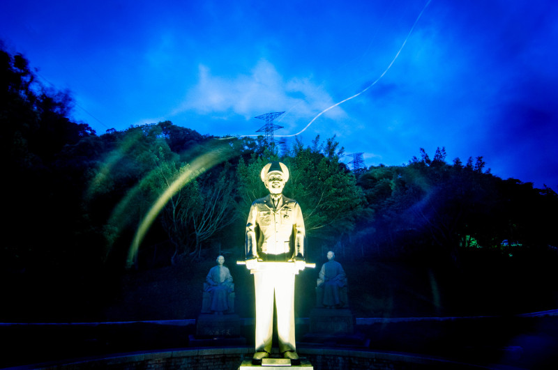 偉人銅像在過去台灣的公共場所隨處可見，其中以蔣介石銅像數量為最多。   圖：張子謙攝/台灣新聞攝影協會提供