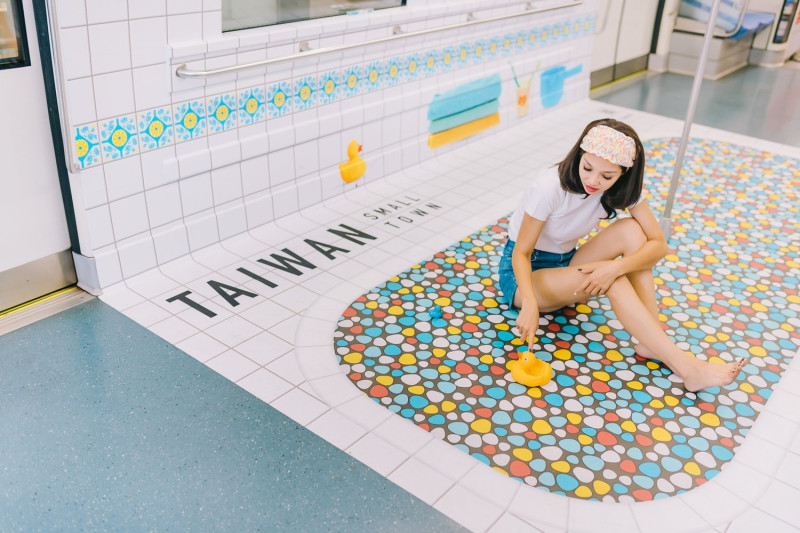 小時候洗澡常見的黃色小鴨玩具與碎石子浴缸一同出現，地面上還有大大的台灣字樣。圖：Taiwan Tourism Bureau Singapore office／提供