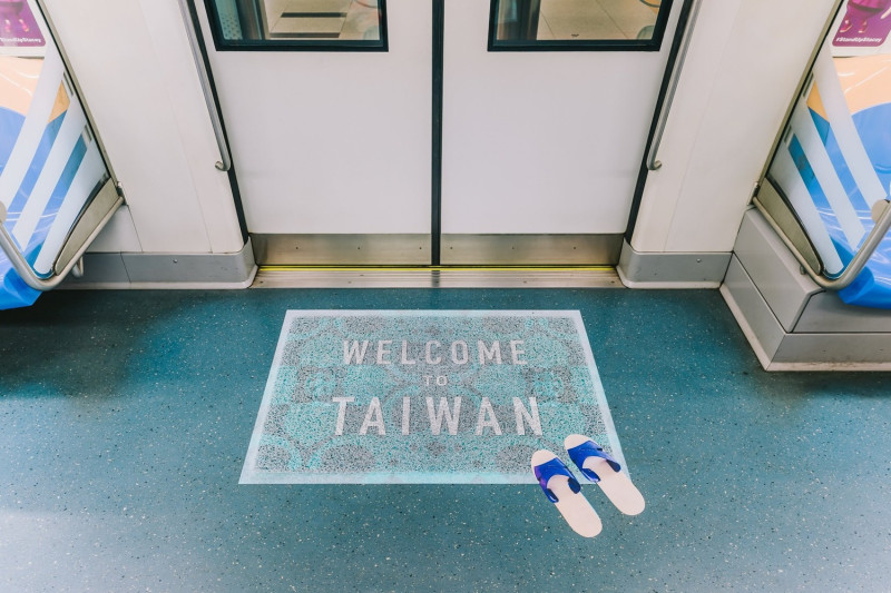 車門旁的浴室地墊與藍白拖是專屬台灣人的幽默，會令每個台灣旅客為之一笑。圖：Taiwan Tourism Bureau Singapore office／提供