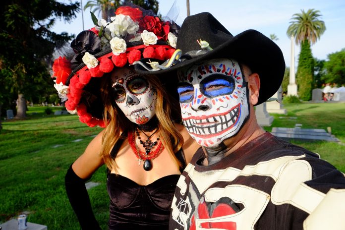 在亡靈節，人們會裝扮成骷髏。　圖／翻攝自 pixabay