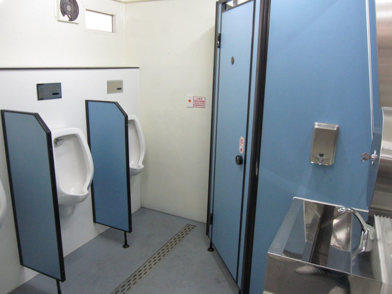拖車式流動廁所內部設備   圖：台北市環保局/提供