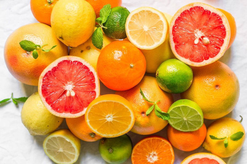 一般常聽到「柑橘類」是統稱，實際上它泛指植物分類芸香科柑橘屬、枳屬和金橘屬的水果。常見的水果包括：橘子、柑、柚、甜橙、酸橙、金橘、檸檬等。    圖：取自農委會農業易遊網