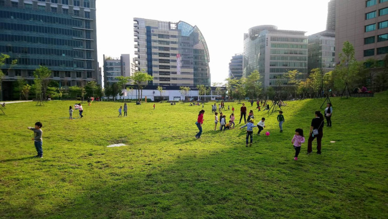 「大港墘公園」-徜徉在觀山大草原裡快樂地遊戲，綠地下方也是都市減災防洪的雨撲滿   圖：台北市公園處/提供