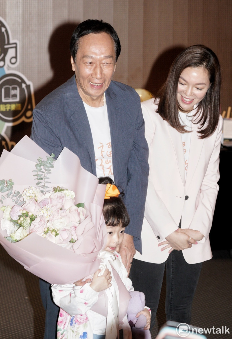 鴻海創辦人郭台銘愛妻曾馨瑩和小女兒QQ（郭曉嬡）一起參加照亮幸福的微光公益活動。   圖：張良一/攝