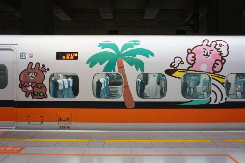 彩繪列車車廂外是小動物們快樂玩耍的圖案，陪旅客一起搭車出遊。圖：台灣高鐵／提供