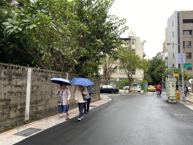 今（28）日受東北風影響，中央氣象局針對基隆市、新北市、台北市、宜蘭縣發布大雨特報，提醒民眾外出帶傘。   圖：閻芝霖/攝