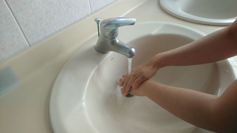 台南市衛生局表示，洗手時應優先使用肥皂或洗手乳，搓洗雙手之手心、手背、手指、指尖、指縫及手腕最少要洗20秒   圖：台南市衛生局／提供