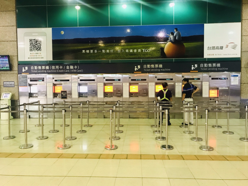 台灣高鐵公司與中冠資訊公司攜手合作，成功開發新一代自動售票機   圖：台灣高鐵/提供