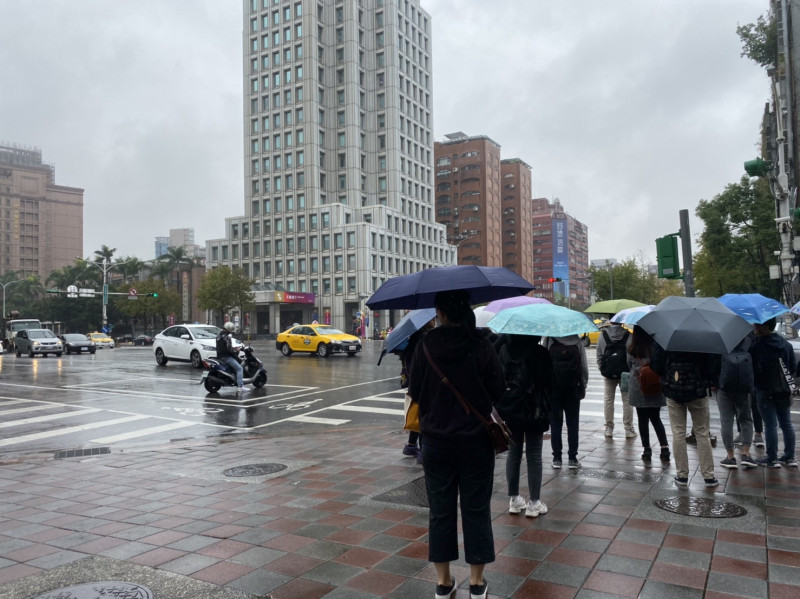 今日滯留鋒面仍在台灣中南部徘徊，白天天氣持續不穩定，全台都有雨。   圖：閻芝霖/攝