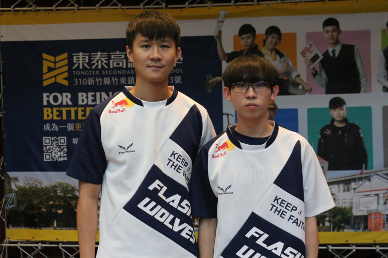 東泰高中學生簡茂安（右）已經被閃電狼簽為練習生。