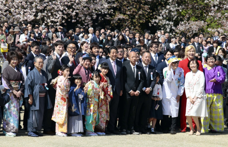 賞櫻會（桜を見る会）是日本政界重要的活動，會中邀請日本各黨派、各界優秀人物，與安倍晉三一同賞櫻。圖：翻攝日刊ゲンダイ網站