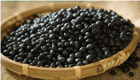 黑豆的黑皮，來自於花青素，它還含有維生素E及異黃酮，都具有良好的抗氧化能力，可以清除自由基，它也具有豐富的膳食纖維   圖：農委會農糧署/提供