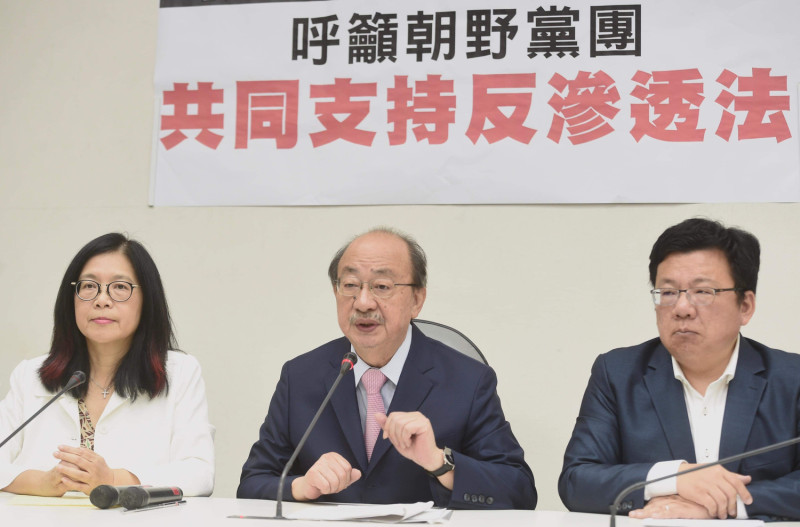 民進黨團總召柯建銘、幹事長管碧玲、書記長李俊俋日前舉行「反滲透法草案」記者會，力拼本會期完成立法。   圖：/本報攝影中心