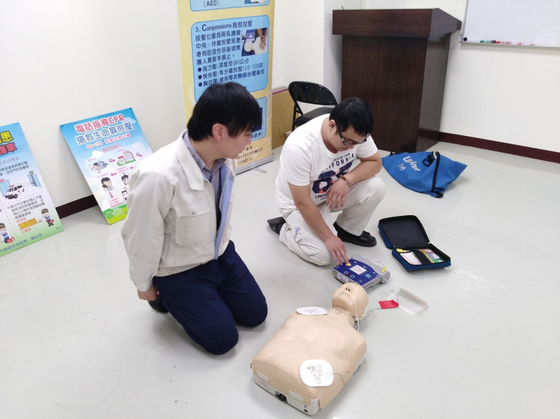 衛福部表示，救助者如果能在第一時間實施CPR並且加上使用AED，和只實施CPR比較起來，在醫院外的公共場所目擊突發心跳停止病患，其存活出院的比率可提升到2倍左右(示意圖)   圖：翻攝自新竹縣消防局