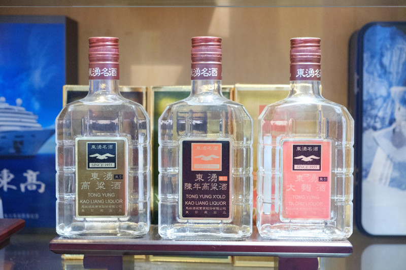 馬祖酒廠有展示各種酒種，包含紀念特別酒款等等，是觀光客必訪的伴手禮站點。圖：謝佳真／攝