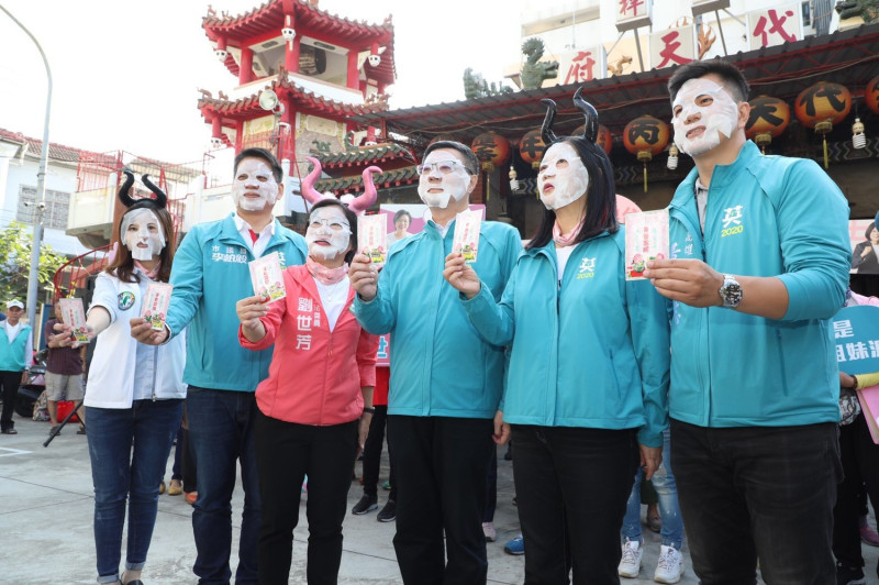 民進黨主席卓榮泰陪同立委參選人劉世芳與高雄小英姊妹會於楠梓市場掃街。圖：民進黨提供