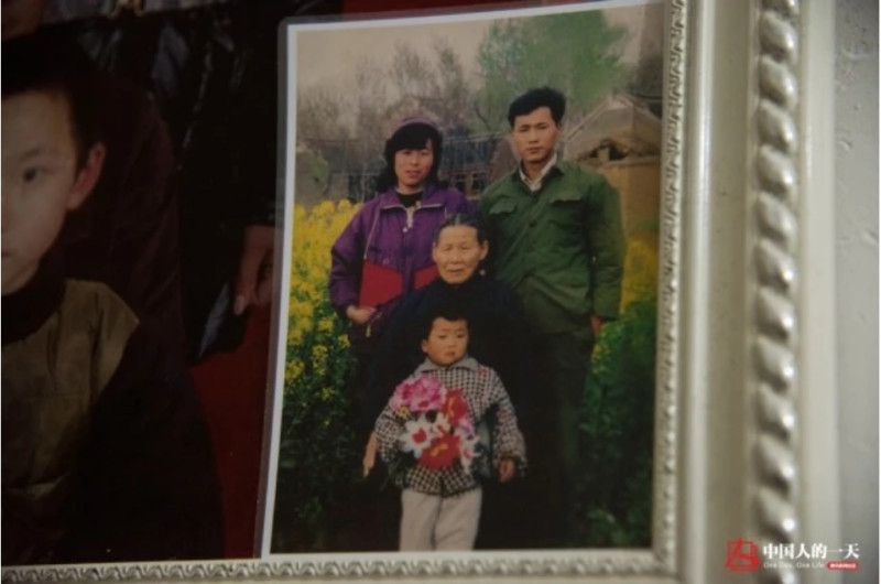 李大姐夫婦在婆婆去世前的家族合影。圖：翻攝自中國人的一天