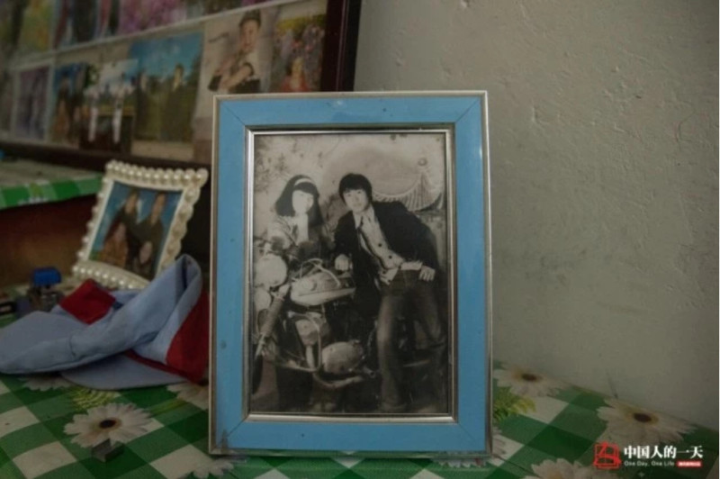 李大姐與丈夫年輕時的照片。圖：翻攝自中國人的一天