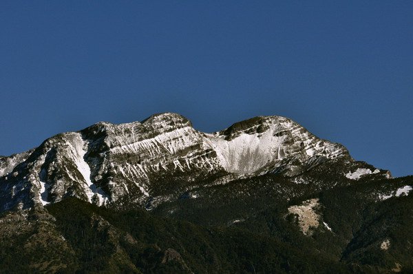 雪山是冬季降雪常客，雪況相對穩定，因此成為台灣登山雪地訓練的熱門首選。雖然雪山是許多登山新手的第一座百岳，但想在雪季攀爬，全隊都必須具備雪地裝備，且領隊要有雪地訓練或攀登嚮導證書才能上山。圖：翻攝自登峰造極　雪霸之美臉書