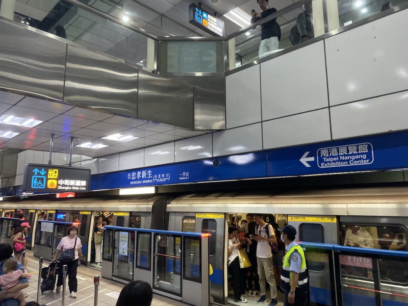 台北捷運公司表示，12月15日（週日）比賽當天將提前於清晨5時20分於各端點站發出首班車，民眾可多加利用！   圖：閻芝霖／攝