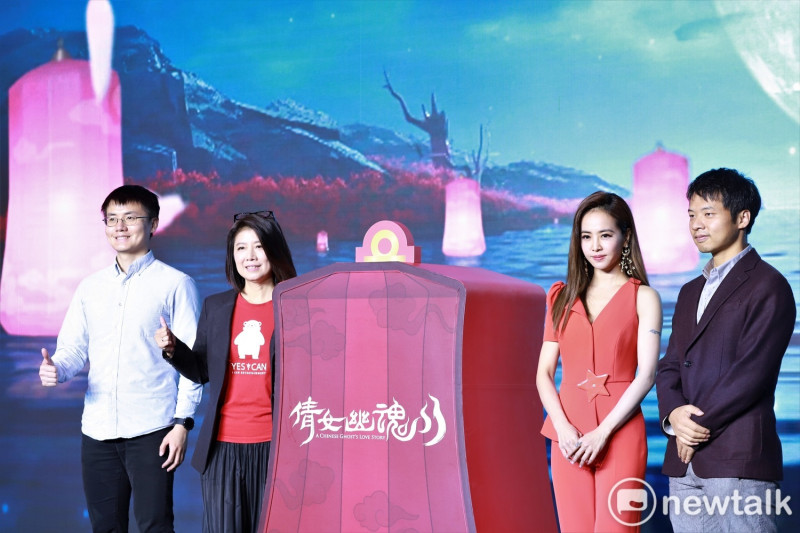 艾肯娛樂董事長熊玉平（左二）與蔡依林（右二）一起共同點亮象徵《倩女幽魂II》開始營運的天燈。