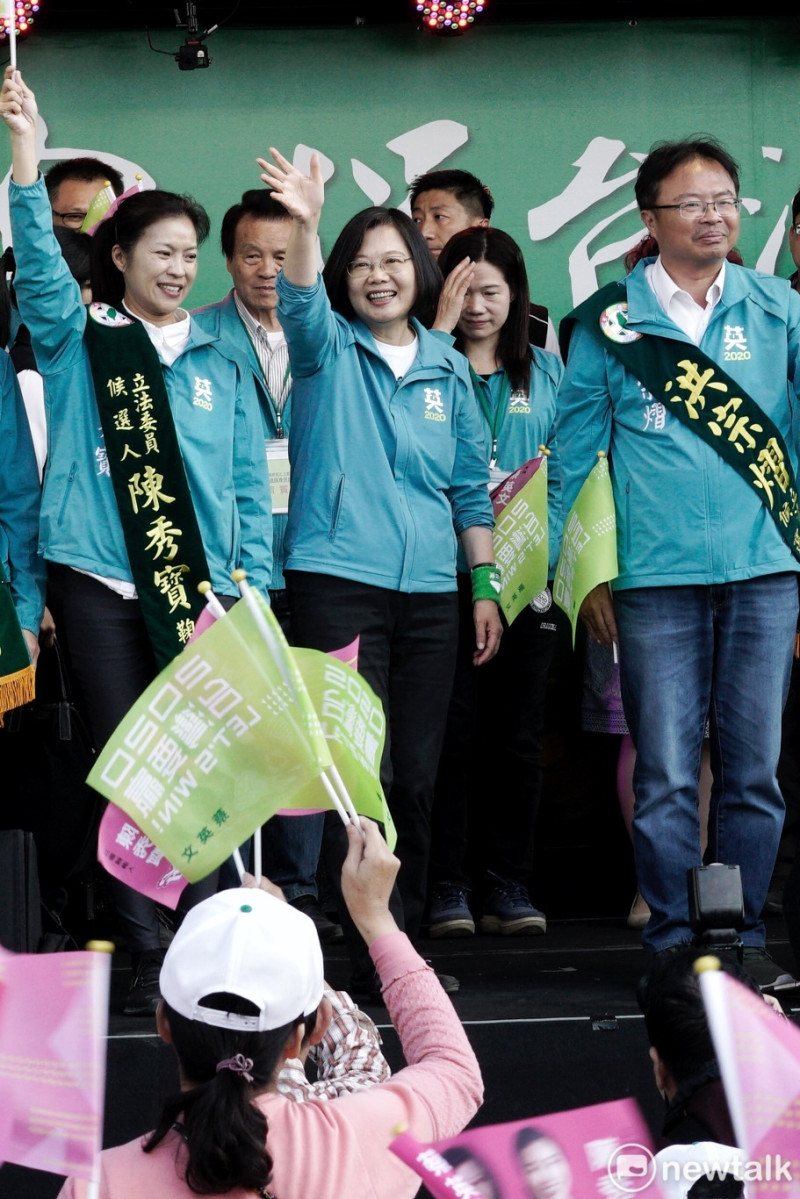民進黨總統候選人蔡英文15日出席民進黨彰化立委候選人造勢大會。   圖：張良一/攝