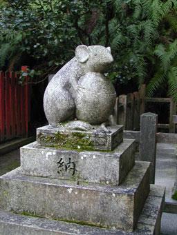 大豐神社是日本唯一有狛鼠雕像的神社，照片中的狛鼠抱著水玉，象徵無病無災。圖：翻攝自京都觀光官網