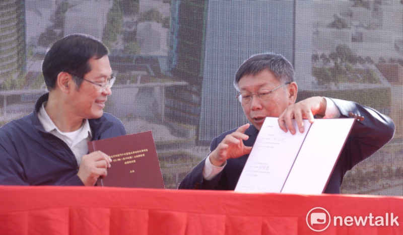 台北市長柯文哲與台北雙星董事長許崑泰共同簽署C1/D1土地開發案。   圖：張良一 / 攝