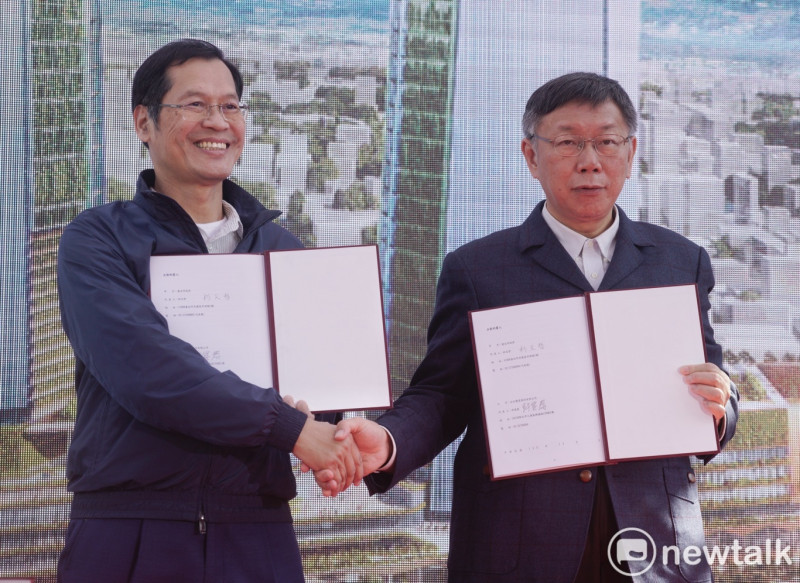 台北市長柯文哲與台北雙星董事長許崑泰共同簽署C1/D1土地開發案。   圖：張良一 / 攝